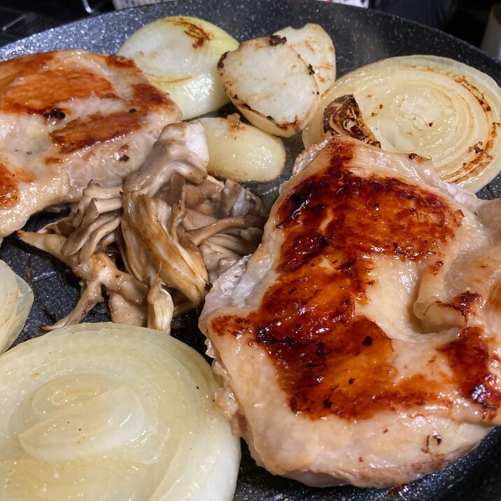 コストコ素材。サムギョプサル鍋で《グリルチキン》